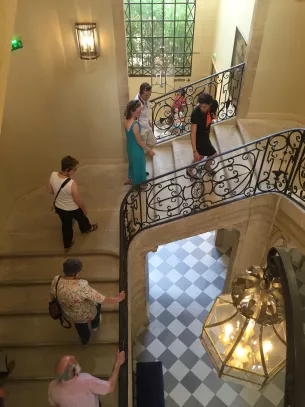 Visites commentées visiteurs escalier hall d'entrée
