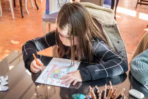 petite fille coloriage château