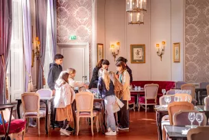 enfants café visite exposition