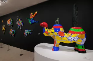 sculptures colorées niki de saint phalle