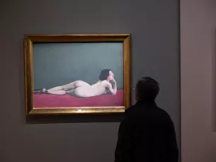 visiteuse exposition art moderne