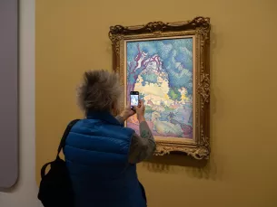 oeuvre impressionniste visiteuse mur jaune