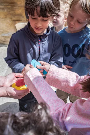 enfants oeufs colorés pâques