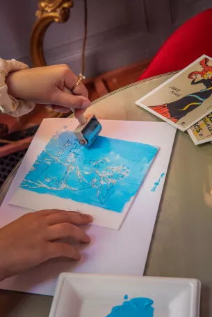 peinture bleue atelier enfant