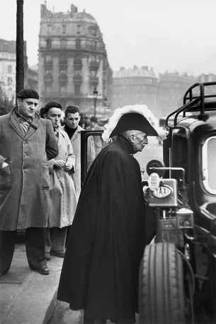 henri-cartier-bresson-un-membre-de-l8217academie-francaise-arrive-a-la-cathedrale-notre-dame-paris-1953.c-fond.jpg