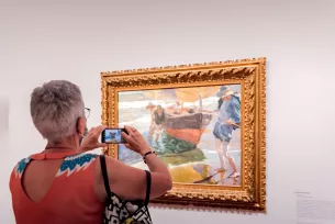 Visiteur exposition Sorolla devant tableau