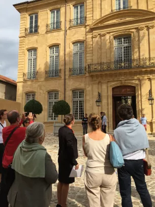 Visites commentées visiteurs cour d'honneur Hôtel Caumont