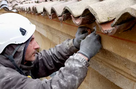Ouvrier restauration toit tuiles Hôtel de Caumont