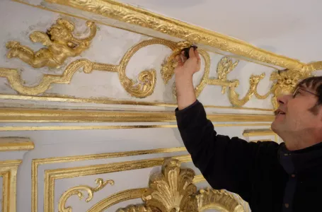 Ouvriers restauration moulures dorées Hôtel de Caumont