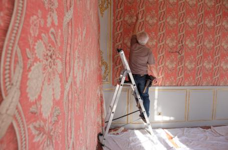 Ouvriers restauration murs papier peint Hôtel de Caumont