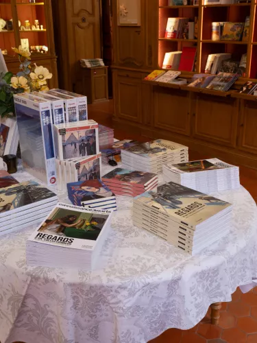 présentoir table boutique livre art